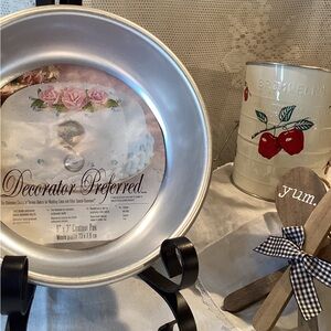 Wilton Round Decorator Preferred Contour Cake Pan 9x3”- 2105-6121  - 2002